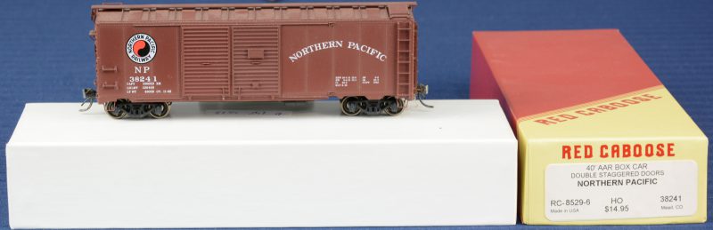 Drie 40’ Amerikaanse metalen goederenwagons, resp. van Northern Pacific, Union Pacific, Pittsburg & Lake Erie en Virginian. Voor spoortype HO. In originele dozen.