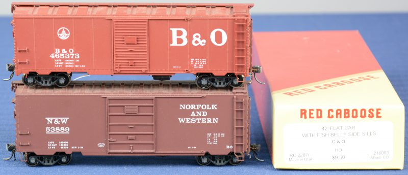 Een platte goederenwagon van Chesapeake & Ohio voor spoortype HO. In originele doos, als bouwpakket. We voegen er twee gesloten goederenwagons, resp. van Baltimore & Ohio en van Norfolk & Western aan toe.