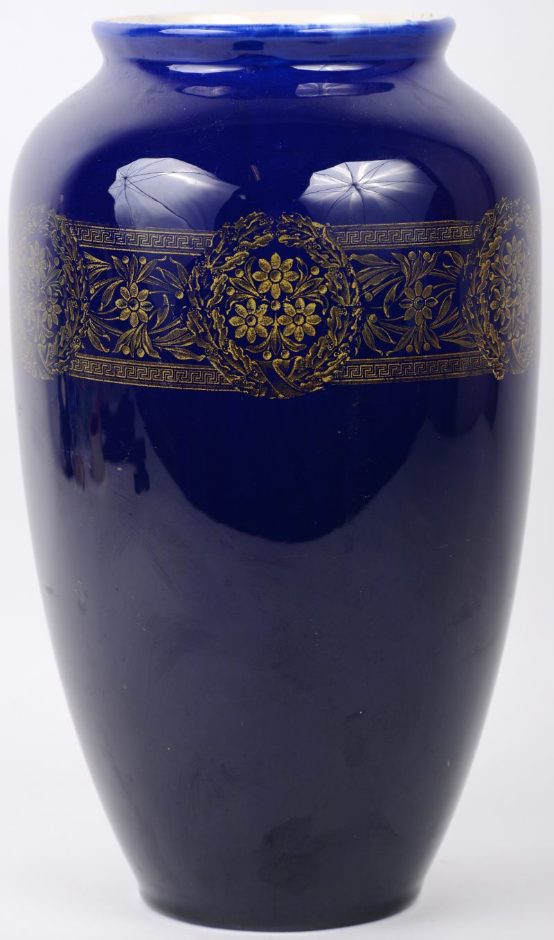 Kobaltblauwe vaas van zachte pasta met verguld decor. Onderaan gemerkt. Schilfer onderaan.