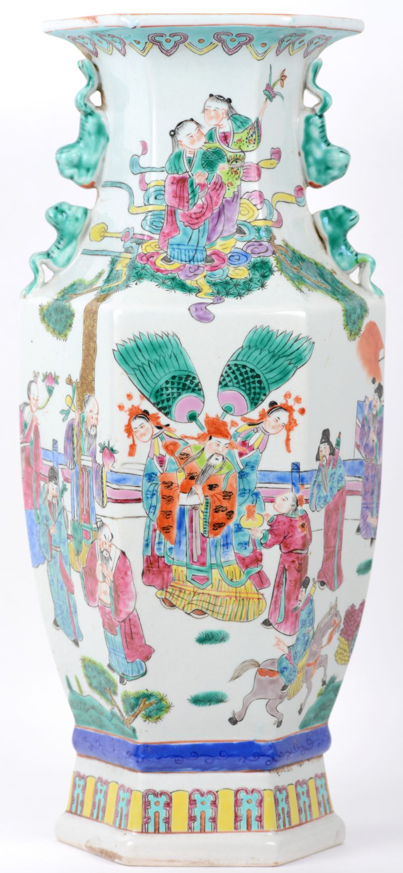 Hexagonale vaas van Chinees porselein met decor van personages op witte fond.