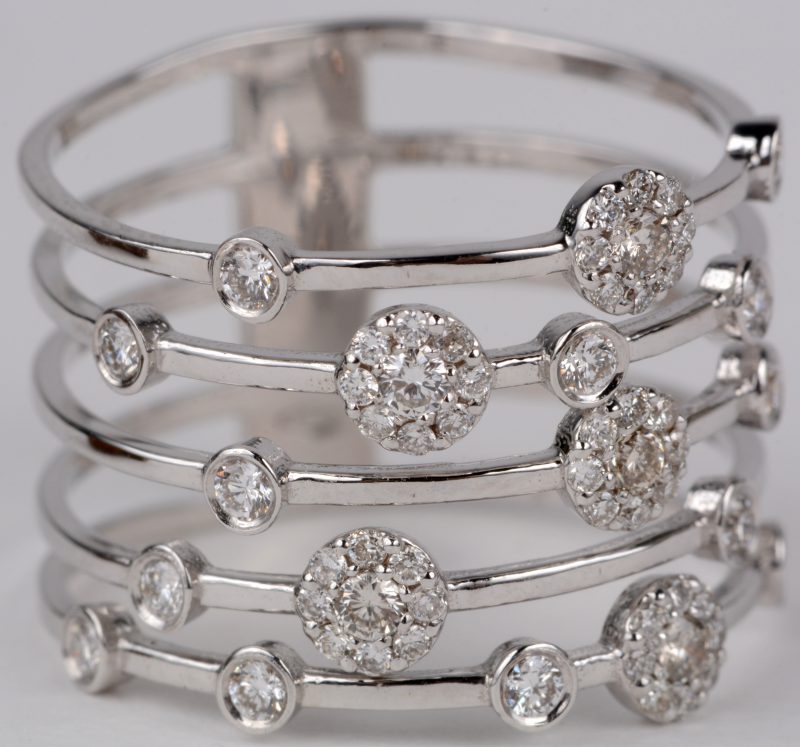 Een 18 karaats wit gouden ring bezet met diamanten met een gezamenlijk gewicht van ± 0,65 ct.