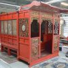 Een antiek Chinees bed van roodgelakt hout met vergulde versieringen. Binnenin schilderingen op zijde rondom en in de baldakijn. Enkele beschadigingen en manco’s. XIXe eeuw.