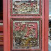 Een antiek Chinees bed van roodgelakt hout met vergulde versieringen. Binnenin schilderingen op zijde rondom en in de baldakijn. Enkele beschadigingen en manco’s. XIXe eeuw.