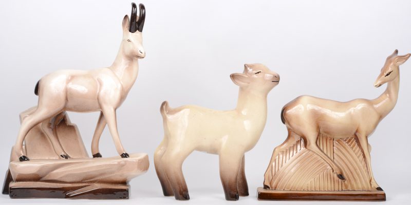 Drie art deco groepen van aardewerk, bestaande uit een geit, een ree en een gems.