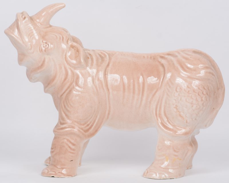 Een neushoorn van roze geglazuurd aardewerk.