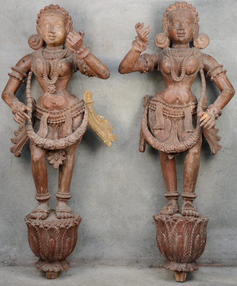 Twee Hindoeïstische vrouwenfiguren van gebeeldhouwd hout.