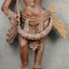 Twee Hindoeïstische vrouwenfiguren van gebeeldhouwd hout.