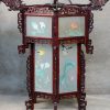 Een paar zeshoekige Chinese lantaarns van hout en glas, waarbij één met een decor van personages en één met vogels op bloeiende takken.