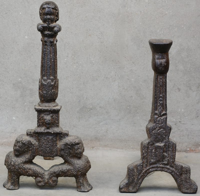 Twee verschillende gietijzeren vuurbokken. XVIIe eeuw.