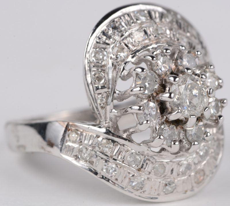 Een 18 karaats wit gouden ring bezet met een diamanten met een gezamenlijk gewicht van ± 1,04 ct.
