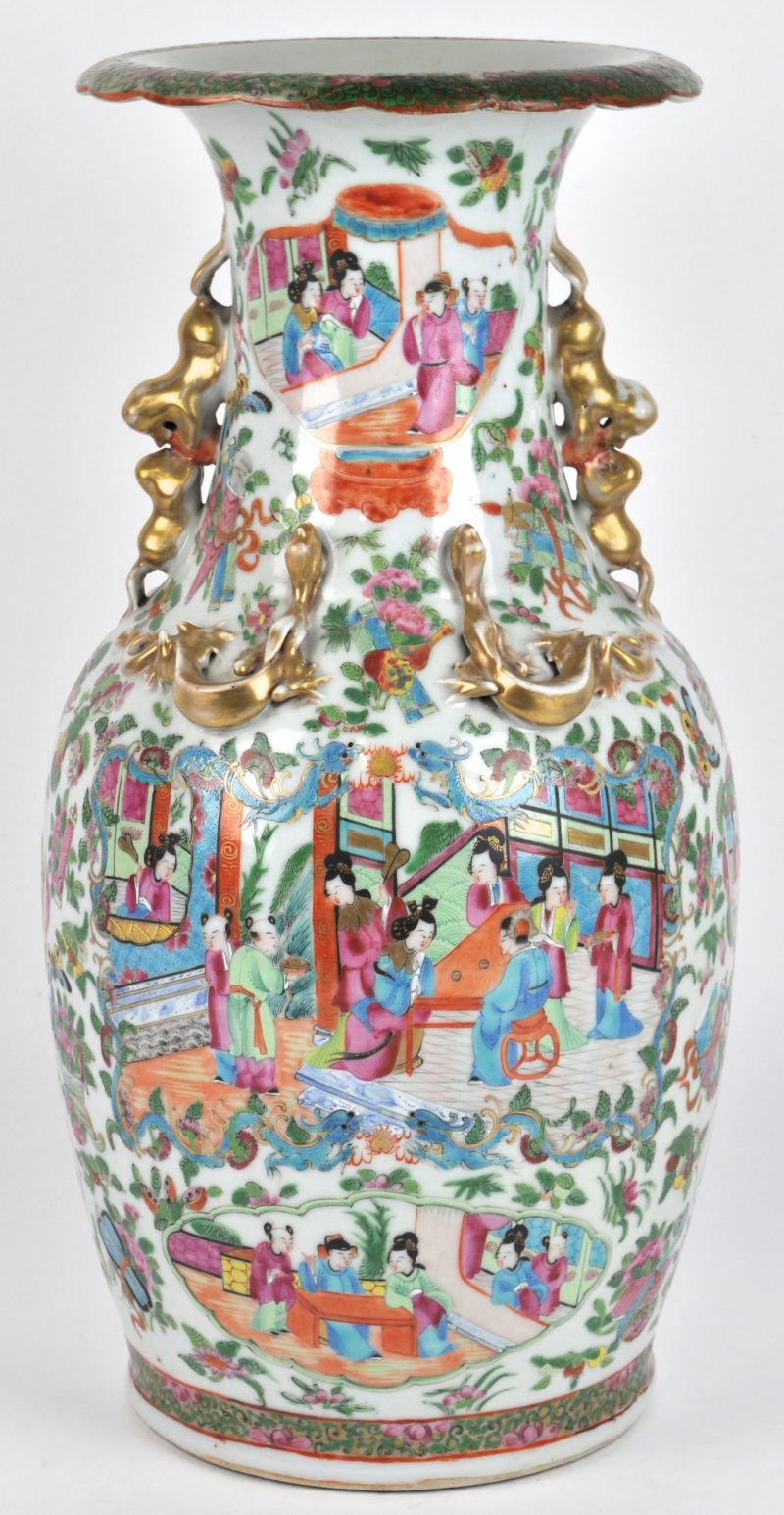 Een balustervaas van Chinees porselein met een famille rose decor van personages.  Restauratie aan de rand.