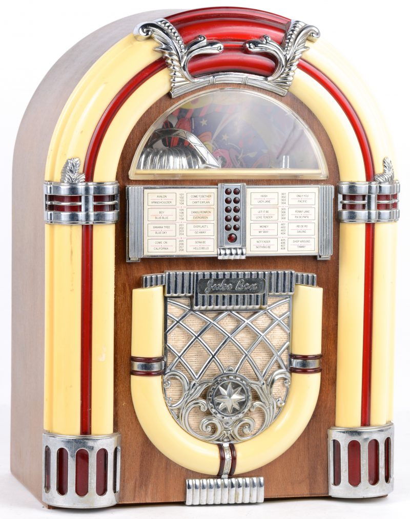Een kleine radio-cassette in de vorm van een Würlitzer jukebox.