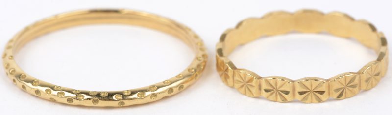 Twee 18 karaats geel gouden met versiering bewerkte ringen.