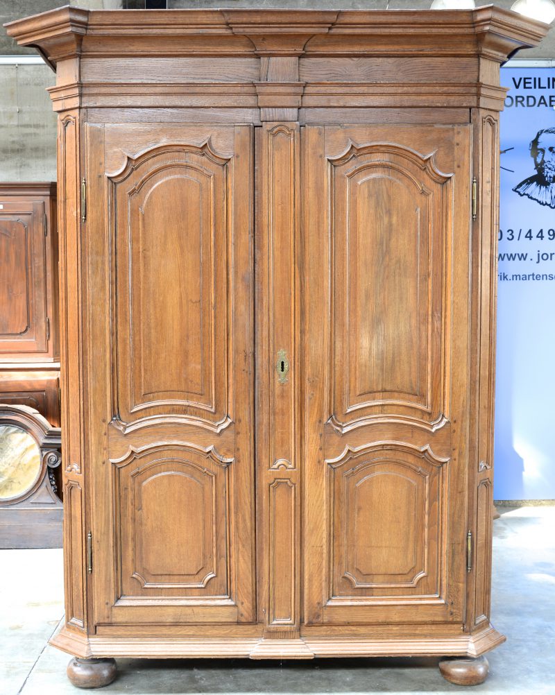 Een eikenhouten garderobe met twee gemoulureerde deuren. XVIIIe eeuw.