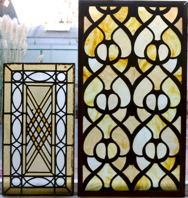 Twee verschillende glas-in-loodramen van omstreeks 1900.