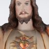 “Christus Redemptor”. Een beeld van gepolychromeerd plaaster. Schade aan de handen.