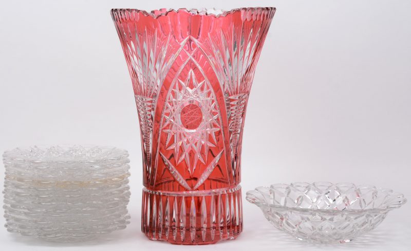 Een lot kristal en glaswerk, bestaande uit een mauve geslepen vaas van Bohemen, twaalf kleurloze glazen schoteltjes van Val St. Lambert en een kommetje van Baccarat.