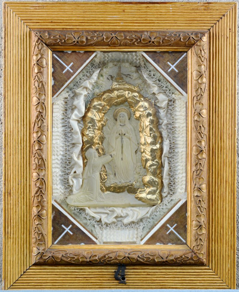 Een oude muziekdoos met een mogelijk wassen voorstelling van de aanbidding van Maria achter glas. Sleutel manco.