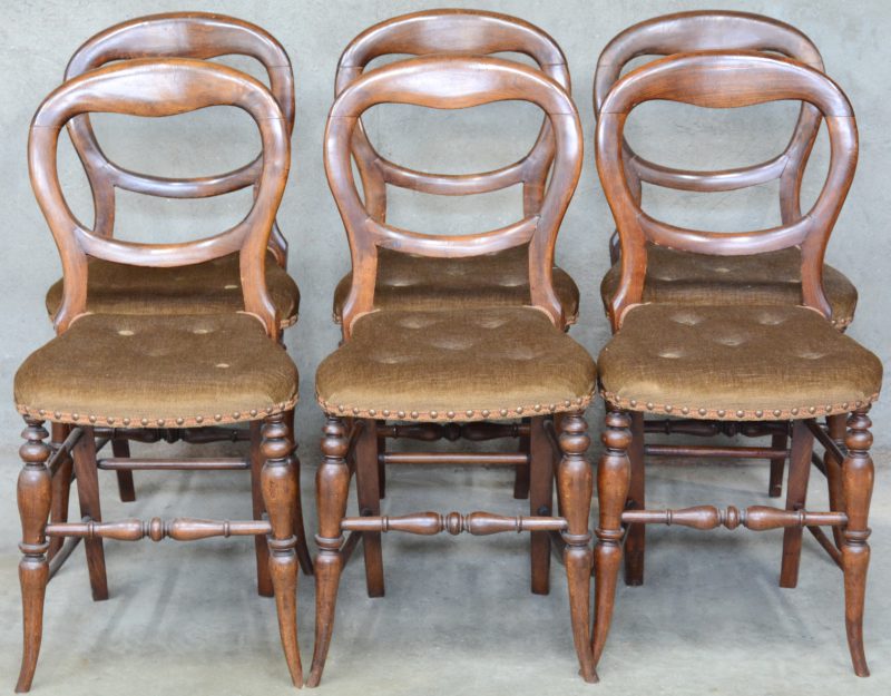 Een reeks van zes notenhouten stoelen in Louis-Philippestijl, bekleed met bruin fluweel.