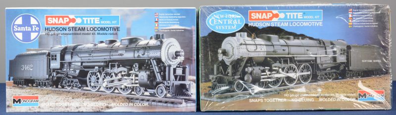 “Hudson steam locomotive” & “Santa Fe steam locomotive”. Twee bouwpakketten. Compleet en in originele doos.