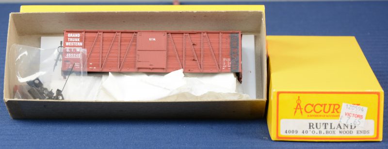 Twee 40’ houten goederenwagons, resp. van Grand Trunk Western en Rutland voor spoortype HO. Als bouwpakket. Compleet en in originele dozen.