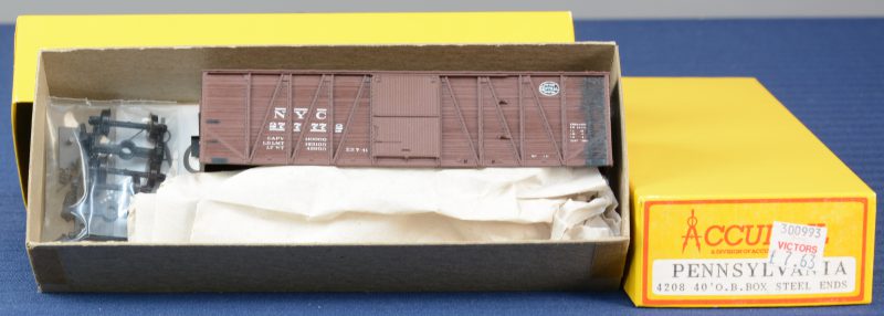 Twee Amerikaanse 40’ goederenwagons, resp. van Pennsylvania en New York Central voor spoortype HO. Als bouwpakket. Compleet en in originele dozen.