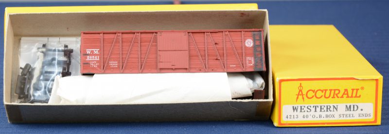 Twee Amerikaanse 40’ goederenwagons van Western Maryland voor spoortype HO. Als bouwpakket. Compleet en in originele dozen.