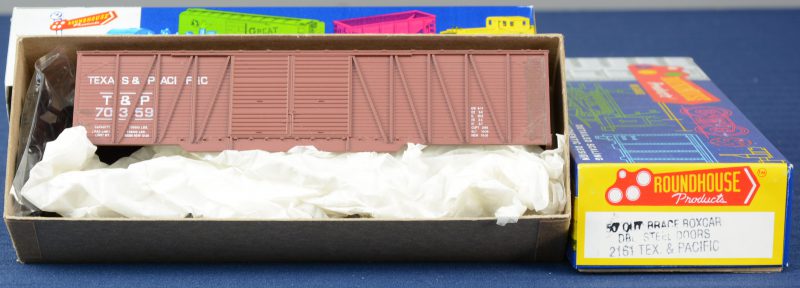 Twee Amerikaanse 50’ gesloten goederenwagons van Texas & Pacific voor spoortype HO. Als bouwpakketten. Compleet en in originele dozen.