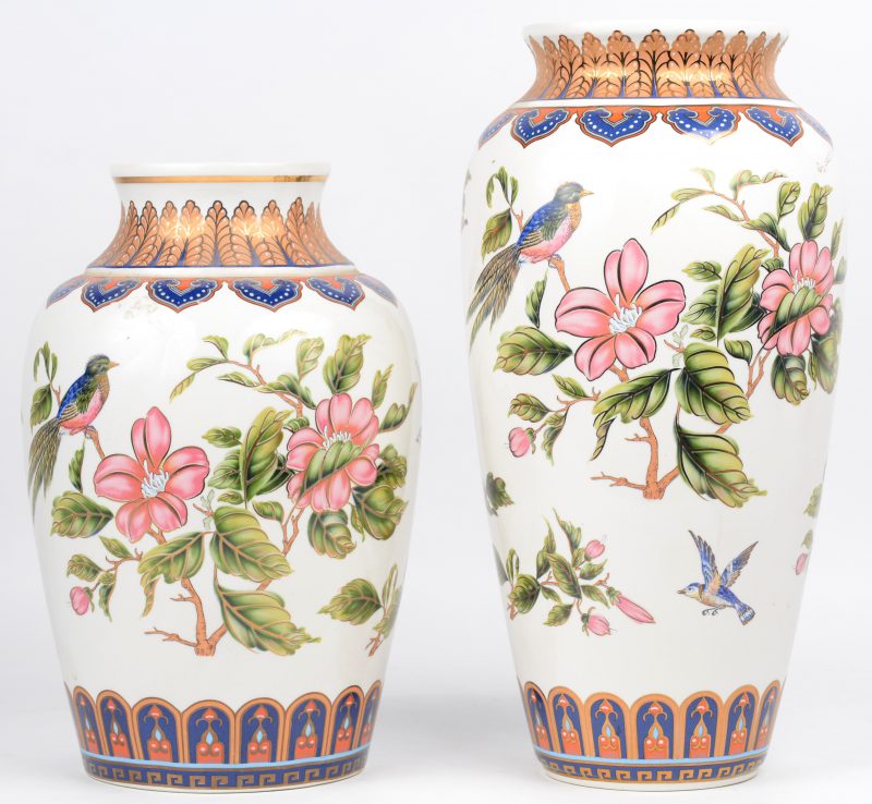 Twee porseleinen  vazen met een meerkleurig en deels verguld porselein van bloemen en vogels. Onderaan gemerkt.