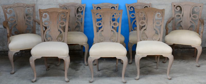 Een reeks van zes recent gerestaureerde en gebeitste houten stoelen met opengewerkte rug. Met twee bijpassende armstoelen.