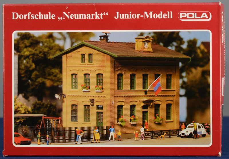 “Dorpsschool Neumarkt”. Een modelbouwkit op schaal HO. Compleet en in originele doos.
