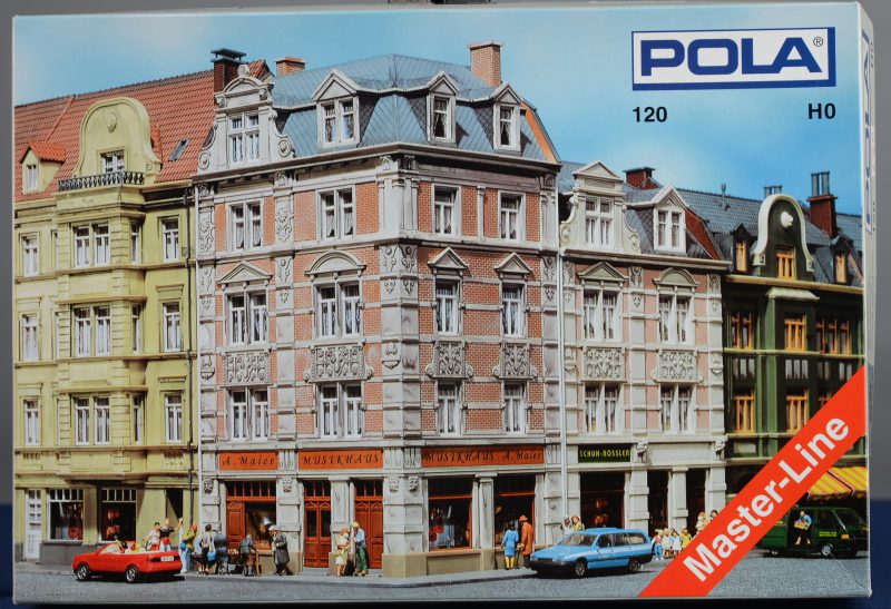 “Stadt-Eckhaus Mozartstrasse 22”. Een modelbouwkit op schaal HO. Compleet, onbeschadigd en in originele doos. Af te wassen.