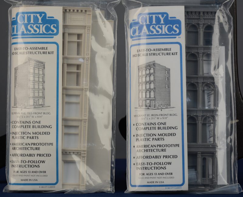 “101 Grant Street iron front bulding” & “102 Penn Avenue tile-front building”. Twee modelbouwkits. Compleet en in originele verpakking.