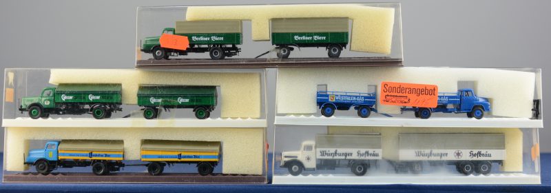 Een lot van vijf modelvoertuigen op schaal HO:- MAN vrachtwagen met aanhangwagen ‘Westfalen-Gas’.- MAN vrachtagen met aanhangwagen ‘Würzburger Hofbrau’.- IFA vrachtwagen met aanhangwagen ‘Gandstrom Bier’.- IFA vrachtwagen met aanhangwagen ‘Berliner Biere’.- Steyr 590 vrachtwagen met aanhangwagen ‘Gösser Bier’.