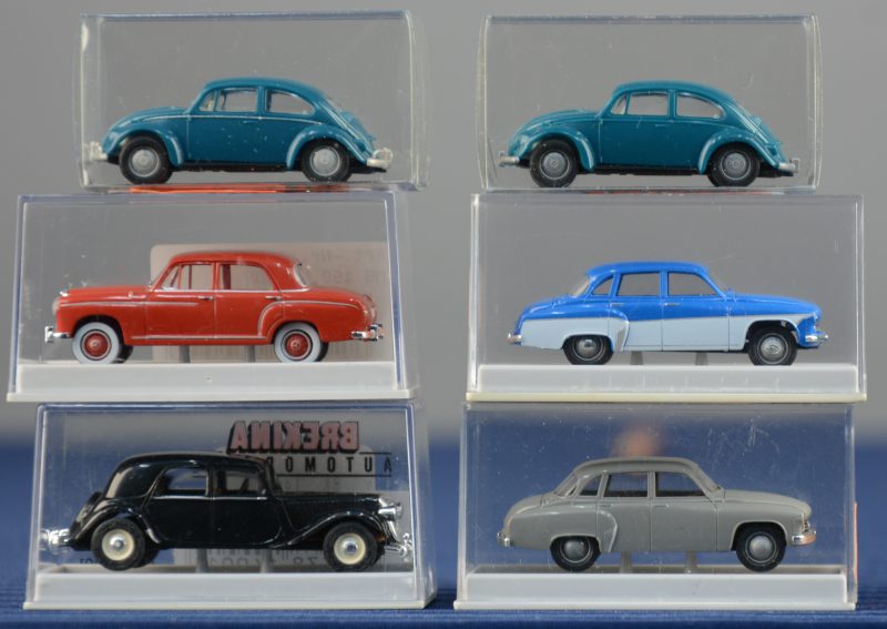 Een lot van zes modelauto’s op schaal HO:- Citroën Traction-Avant zwart.- Wardburg 311 model ‘56 grijs.- Wardburg 311 model ‘56 blauw.- Mercedes 180 rood.-Volkswagen kever blauw. 2X.