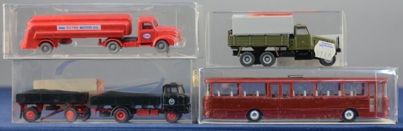 Een lot van vier modelvoertuigen op schaal HO:- Trekker met Esso tankwagen.- Vrachtwagen met aanhangwagen.- Setra autobus.- Politievrachtwagen.