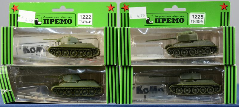 Vier T-34 modeltanks op schaal HO. In originele verpakkingen, waarvan één verpakking beschadigd.