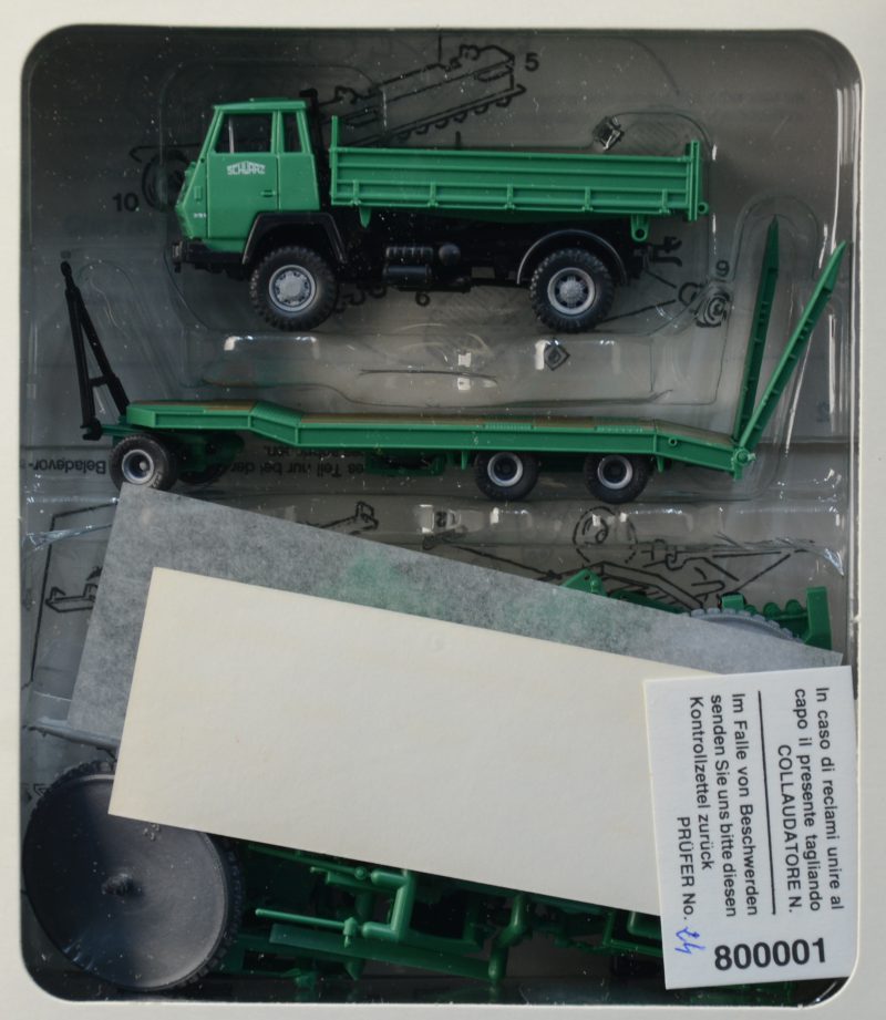 Steyr 91 vrachtwagen met aanhangwagen met Liebherr kraan. In originele doos.