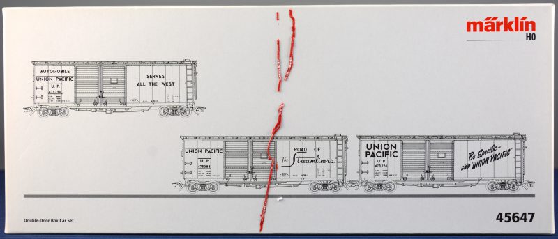 Een set met drie Amerikaanse goederenwagons van de Union Pacific voor spoortype HO. In originele doos.