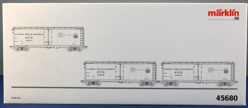 Een set met drie Amerikaanse goederenwagons van de Pacific Fruit Express voor spoortype HO. In originele doos.