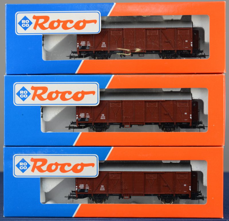 Drie gesloten goederenwagons van de Duitse spoorwegen voor spoortype HO. In originele verpakkingen.