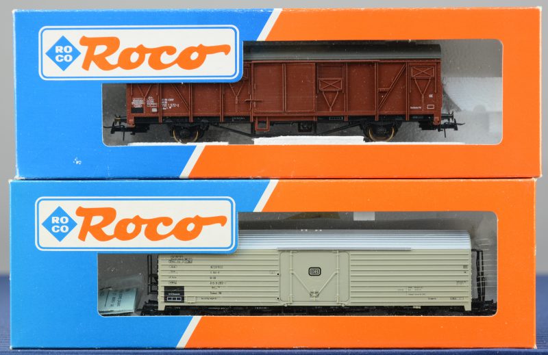 Twee verschillende gesloten goederenwagons van de Duitse spoorwegen voor spoortype HO. In originele dozen. Eén zonder wielen.