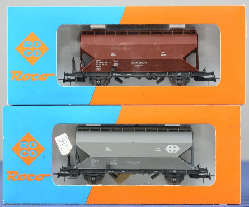 Twee speciale silowagons van de Zwitserse spoorwegen voor spoortype HO. In originele dozen.
