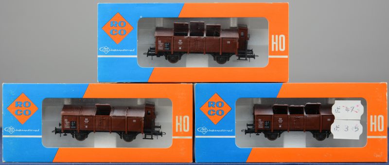 Drie goederenwagons met klapdeksels van de Deutsche Bundesbahn voor spoortype HO. In originele dozen.