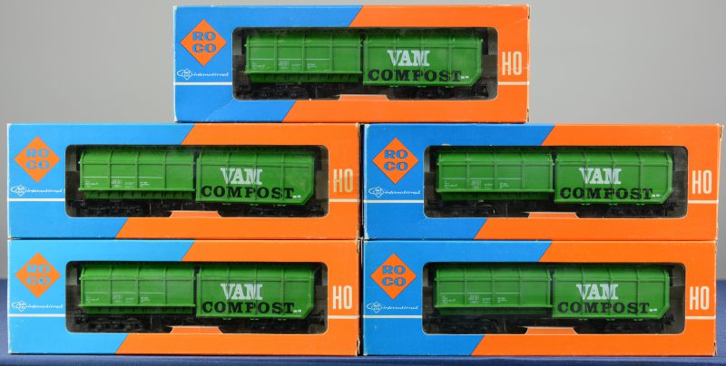 Een lot van vijf gesloten goederenwagons van de Nederlandse spoorwegen van VAM Compost. Spoortype HO. In originele dozen. Eén zonder wielen.