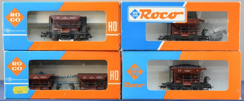 Een lot van vijf kolenwagons van de Duitse spoorwegen voor spoortype HO. Drie in origenele doos, de andere twee zonder wielen.