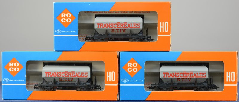 Een lot van drie graanwagens van ‘Transcéréales S.T.I.V. voor spoortype HO. In originele dozen.