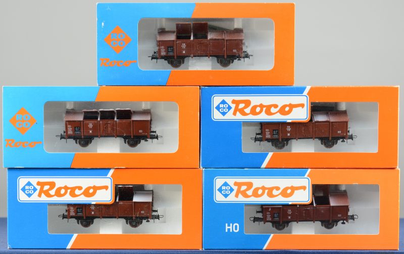 Vijf goederenwagons met klapdeksels van de Deutsche Bundesbahn voor spoortype HO. In originele dozen.