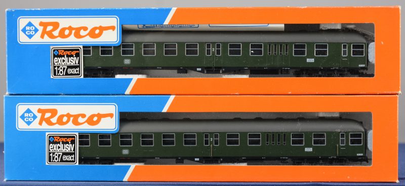 Twee tweedeklassewagons van de Deutsche Bundesbahn voor spoortype HO. In originele dozen.