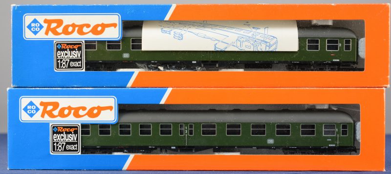 Twee wagons van de Deutsche Bundesbahn, gedeeld 1e en 2e klasse, voor spoortype HO. In originele dozen.
